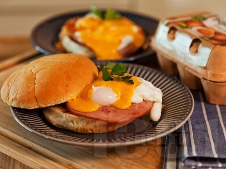 Сандвичи с шунка и яйца Бенедикт - снимка на рецептата